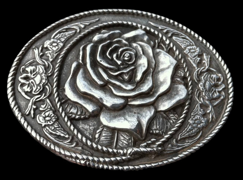 Jeans à fond cloche et boucles de ceintures larges pour le printemps 2023 !