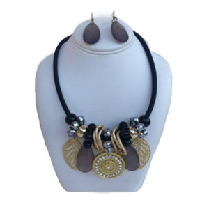 Apparel & Accessories > Jewelry > Necklaces